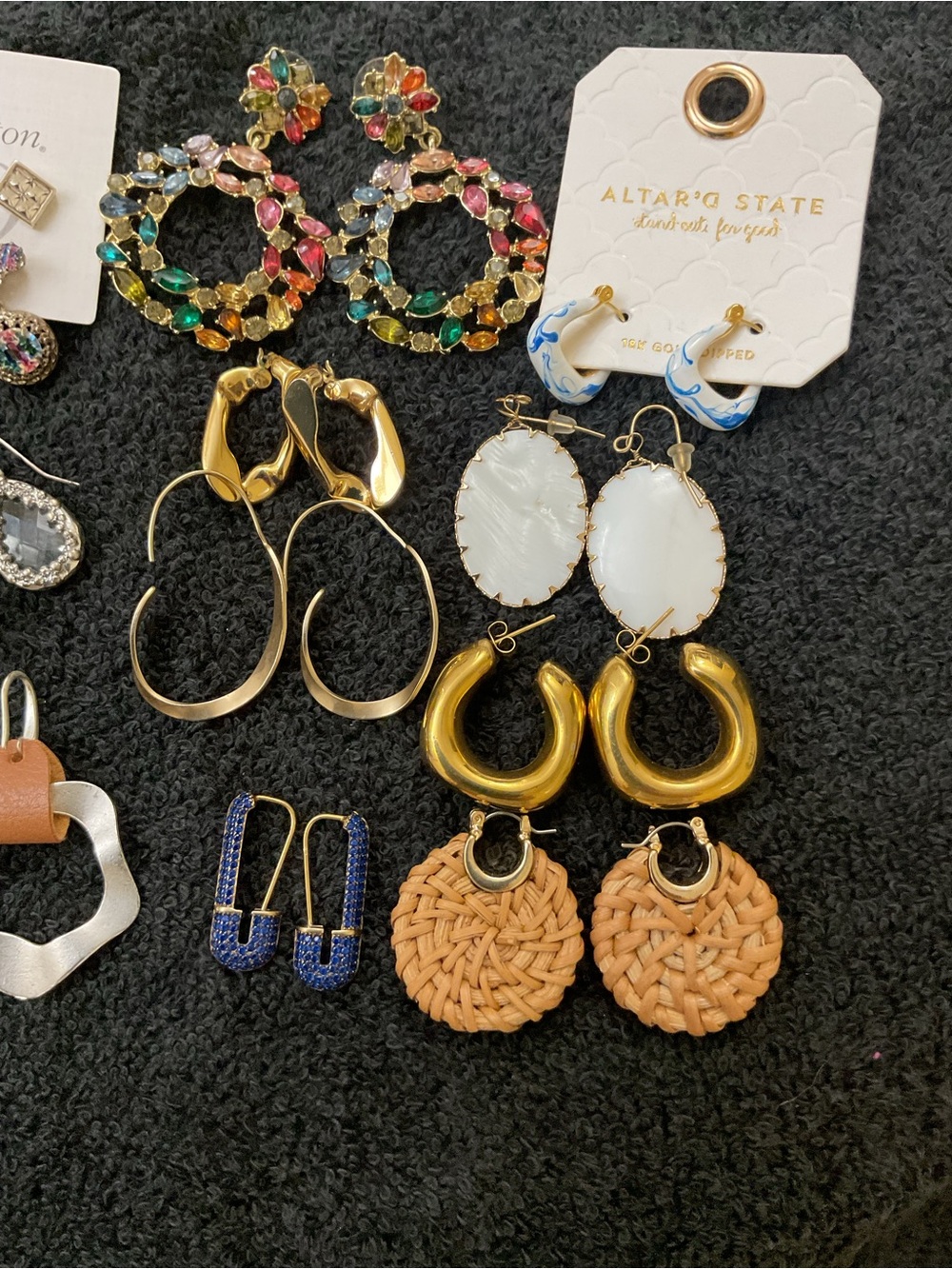 EARRINGS, 17 Pair - Picture 4 of 4